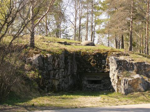 Schartenfront der in einen Hügel eingelassenen MG Bunkeranlage bei Voisalmi
